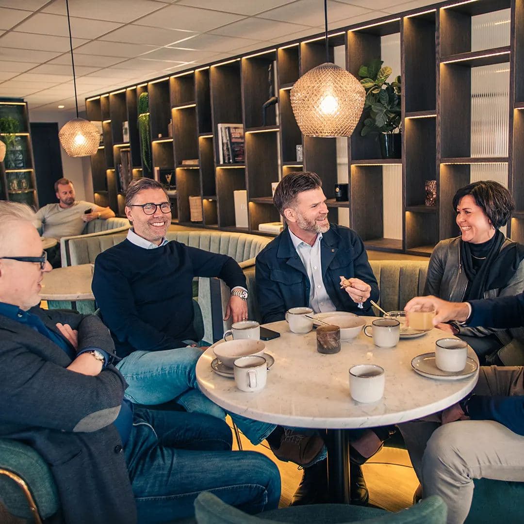 En ledningsgrupp samtalar runt ett bord